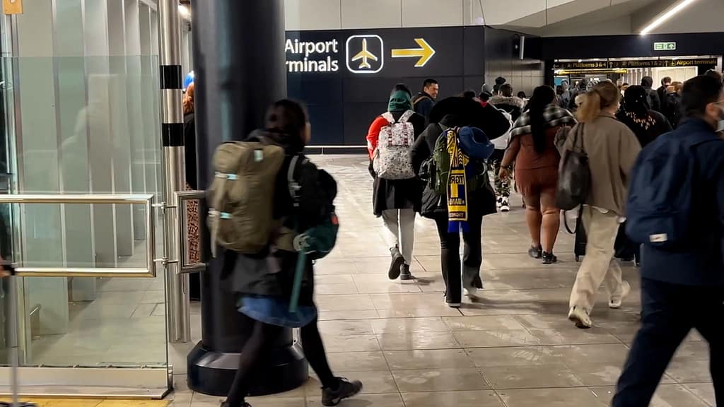 London Gatwick vs Heathrow: Which Airport Should You Choose? (2026 Guide) 5 London Gatwick Train Station